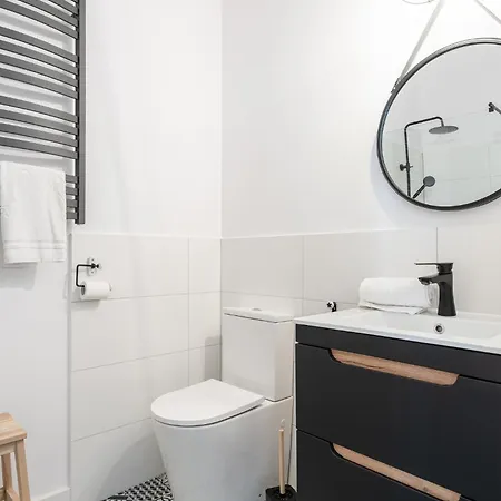 Rentplanet - Cybulskiego Apartment