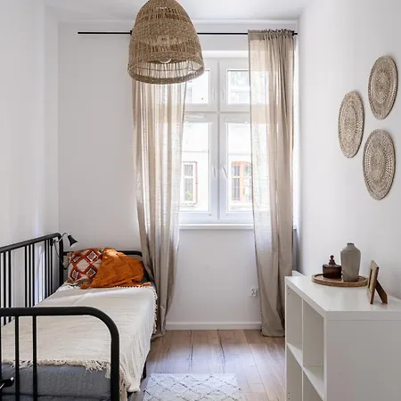 Rentplanet - Cybulskiego Apartment